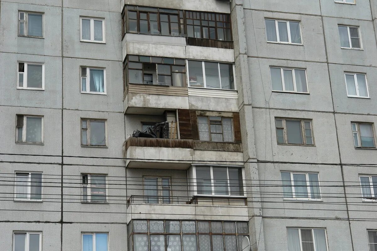 Балкон в панельном доме. Панельный дом. Лоджия в панельном доме. Дом с балконами многоэтажный.