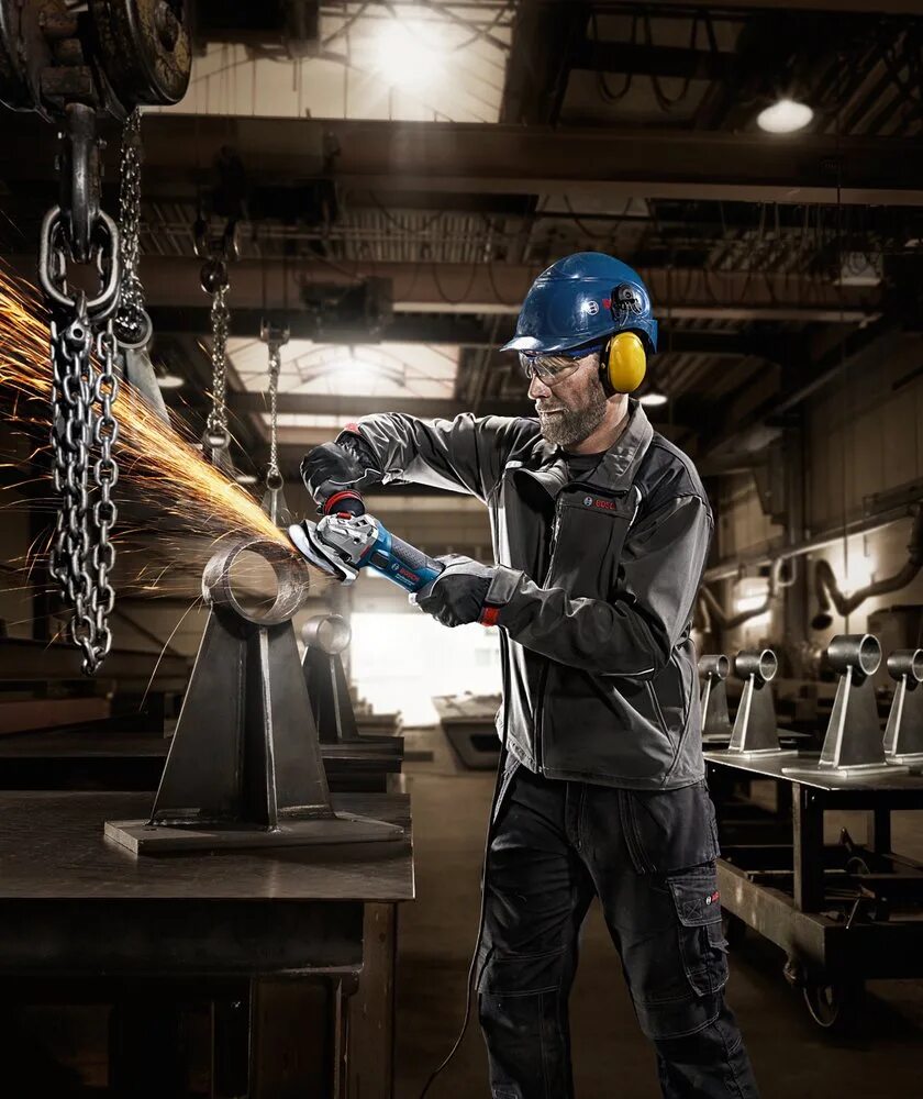 горняк в шахте. охотник с ружьем. инженер горного дела. горный инженер. строительная одежда.