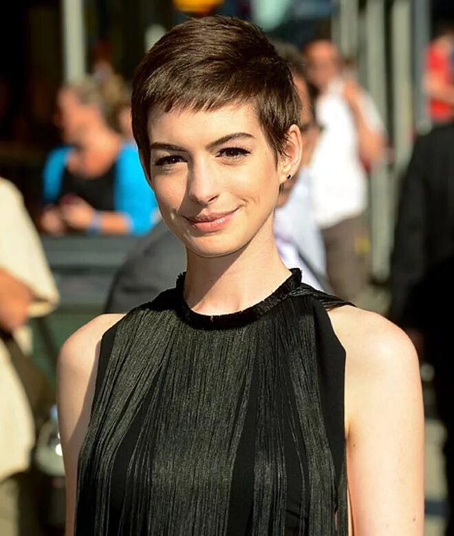 Актрисы скороткое стрешкое. Актриса вайнона райдер. Скарлетт йоханссон 2018. Вайнона райдер пикси. Актрисы подстриглись.