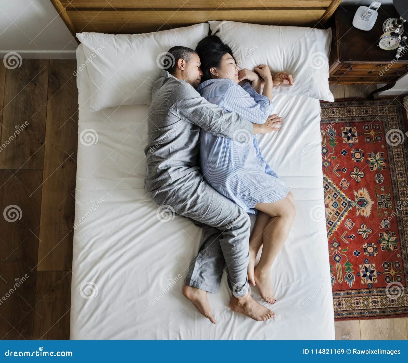 Приснилось 2 мужа. Приснилось 2 мужа. Две влюбленные души. Пара лежит. Sleep around.