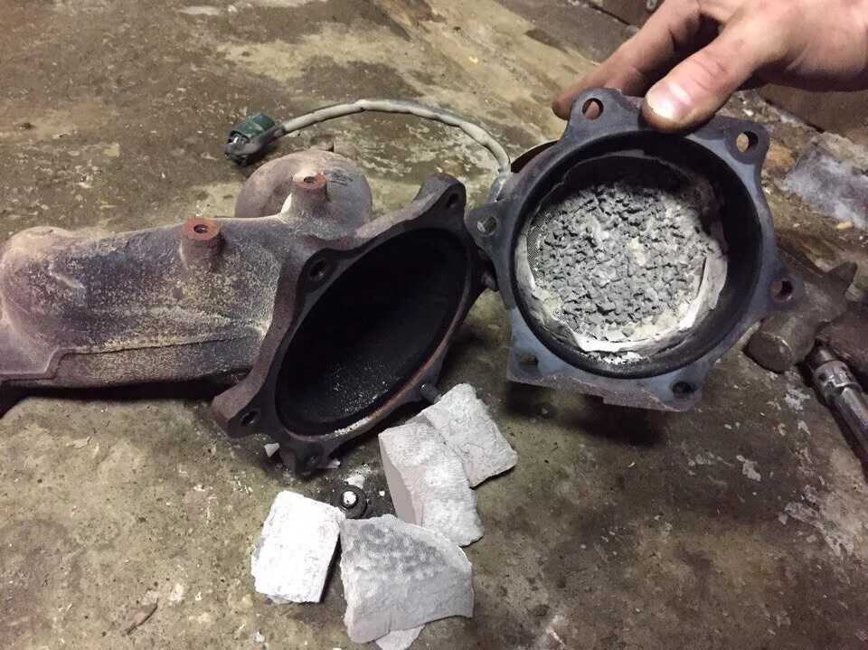 Выбить катализатор. 4. Катализатор пустой это как. Разрушение катализатора. Катализатор ниссан альмера классик 2007.