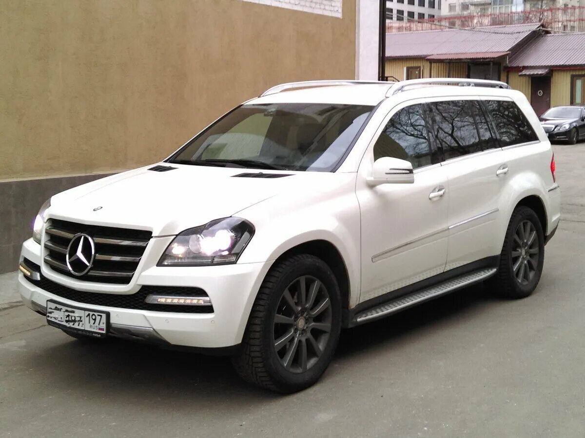 Купить мерседес джи. Mercedes gl x164 белый. Mercedes Benz gl x164 белый. Mercedes-Benz gl-class x164 White. Mercedes Benz gl-class x164 2012.