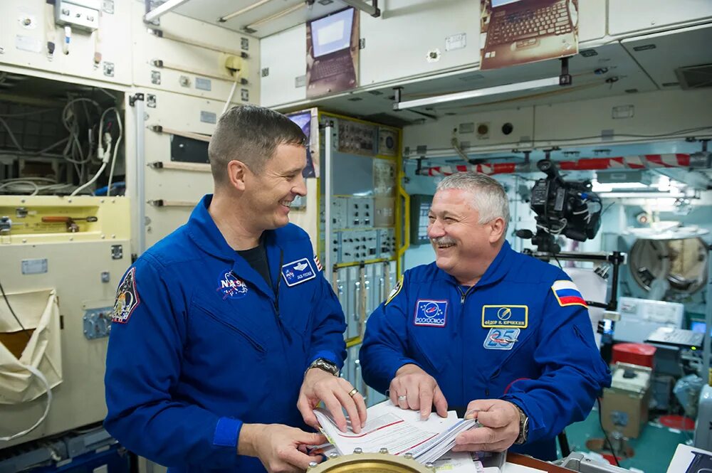 командир экипажа космонавтов. экипаж самолета. предполетная подготовка экипажа. предполетный брифинг бортпроводников. подготовка экипажа.