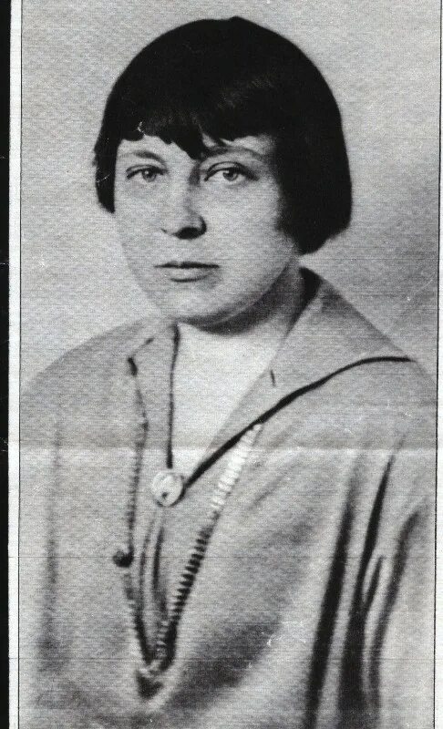 Стих м цветаева бежит тропинка с бугорка. Тропинка с бугорка. Стихотворение цветаевой бежит тропинка с бугорка. Цветаева бугорка бежит. Стих цветаевой бежит тропинка с бугорка.