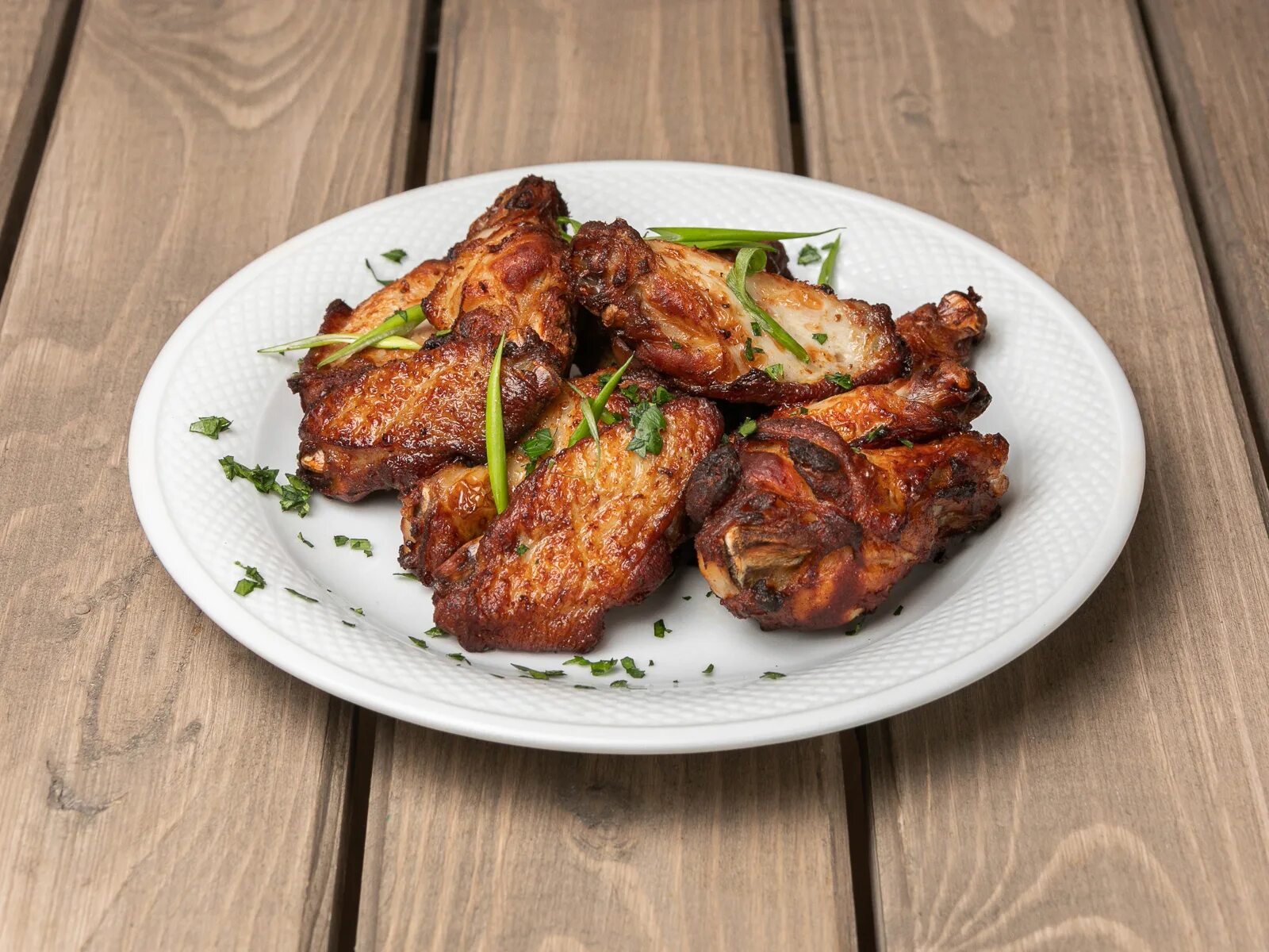 Крылышки чикен гриль острые. Крылышки куриные. Куриные крылья в ресторане в тюмени. Крылышки в медово-соевом соусе в духовке. Сочные куриные крылышки.