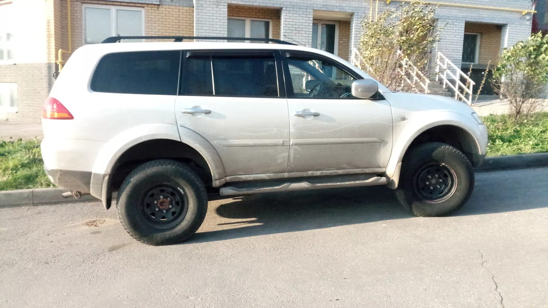 Mitsubishi pajero sport 2 колеса. Mitsubishi pajero sport на 35 колесах. Паджеро 2 на 33 колесах. Митсубиси паджеро спорт 2 на 33 колесах. Колеса на паджеро спорт.