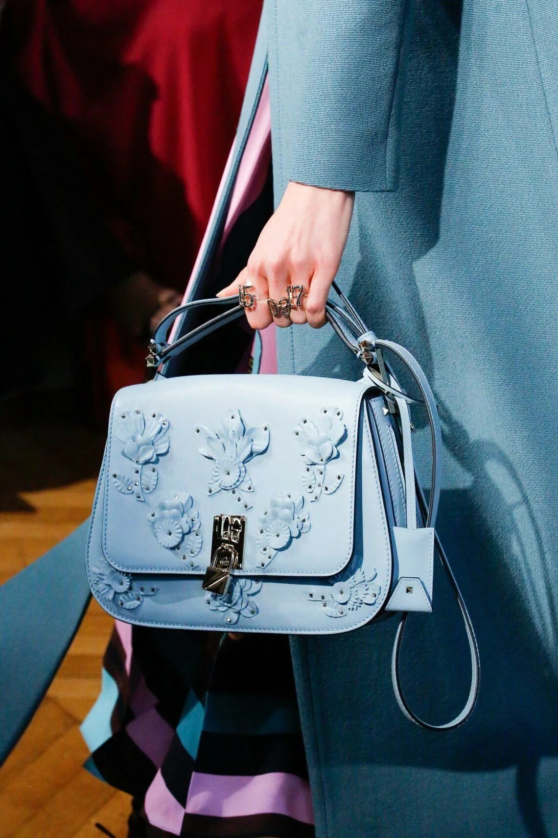 Какие сумки сейчас в тренде. Модные сумки 2025-2025 vogue. модные сумки 2025 fashion bags kashijia. голубая сумка диор 2025 тренд. сумки кросс-боди тренд 2025.