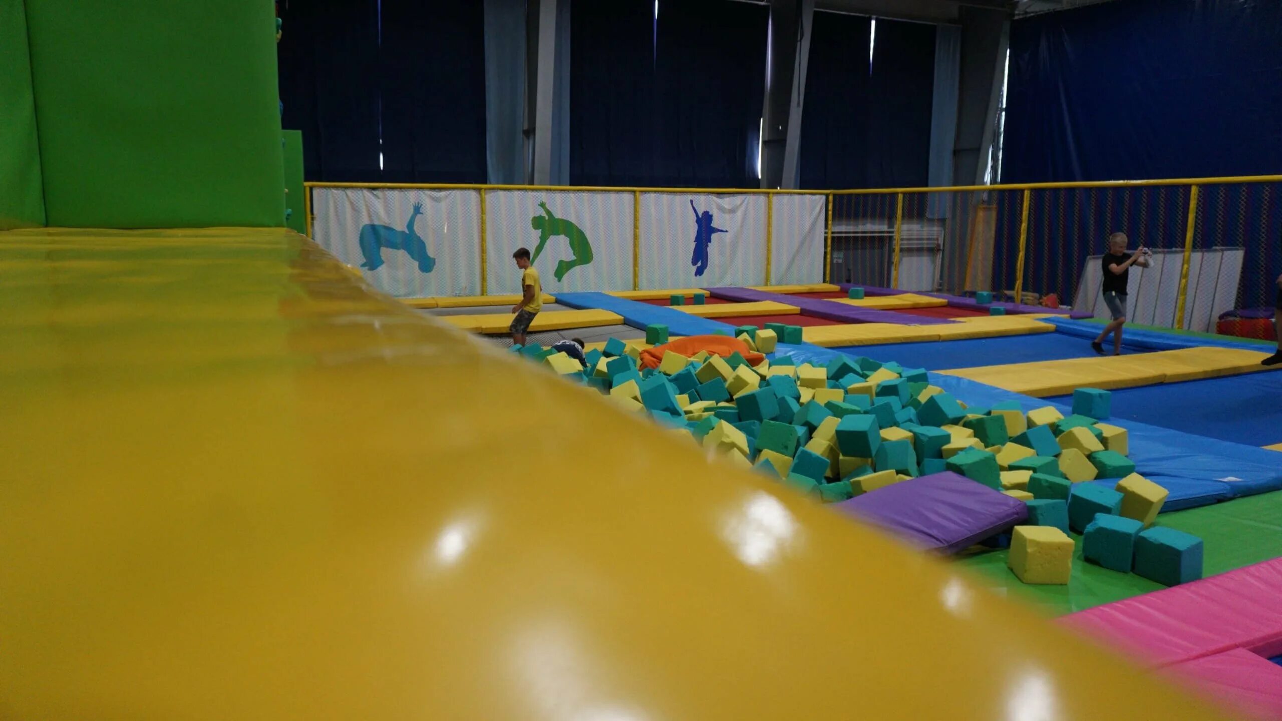 Батутный центр город магадан. Батутный парк магадан. Батутный парк смайл северодвинск. Батутный центр магадан. Малибу развлекательный комплекс для детей липецк.