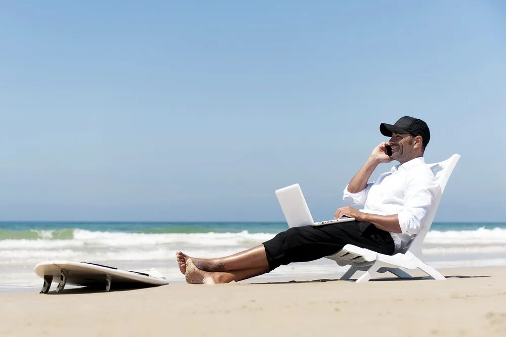 Время отдыха на работе. Бизнесмен на отдыхе. Бизнесмен на море. Бизнесмен на пляже. Мужчина с ноутбуком на пляже.
