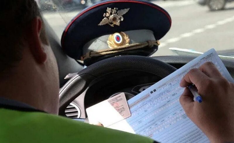 Крупный штраф. Штраф за пдд. гаишник выписывает штраф.