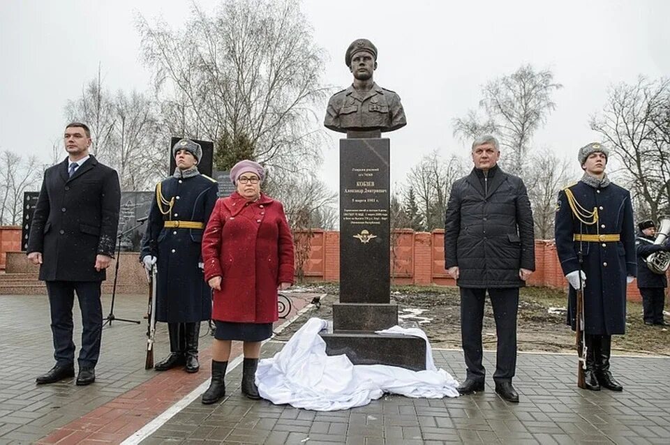 Памятник александру александрову. Памятник Александру Кобзеву в Орлово. Аллея героев в новой Усмани Воронежской области Кобзев. Аллея героев земляков-усманцев. Бюст Александру Кобзеву в новой Усмани.