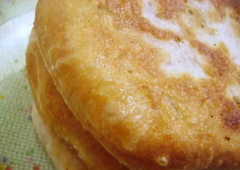 Финские лепешки из картофеля. Лемешки с картошкой и фаршем. Пирожки лепешки с картошкой. Луковая лепешка. Лепёшки на кефире.