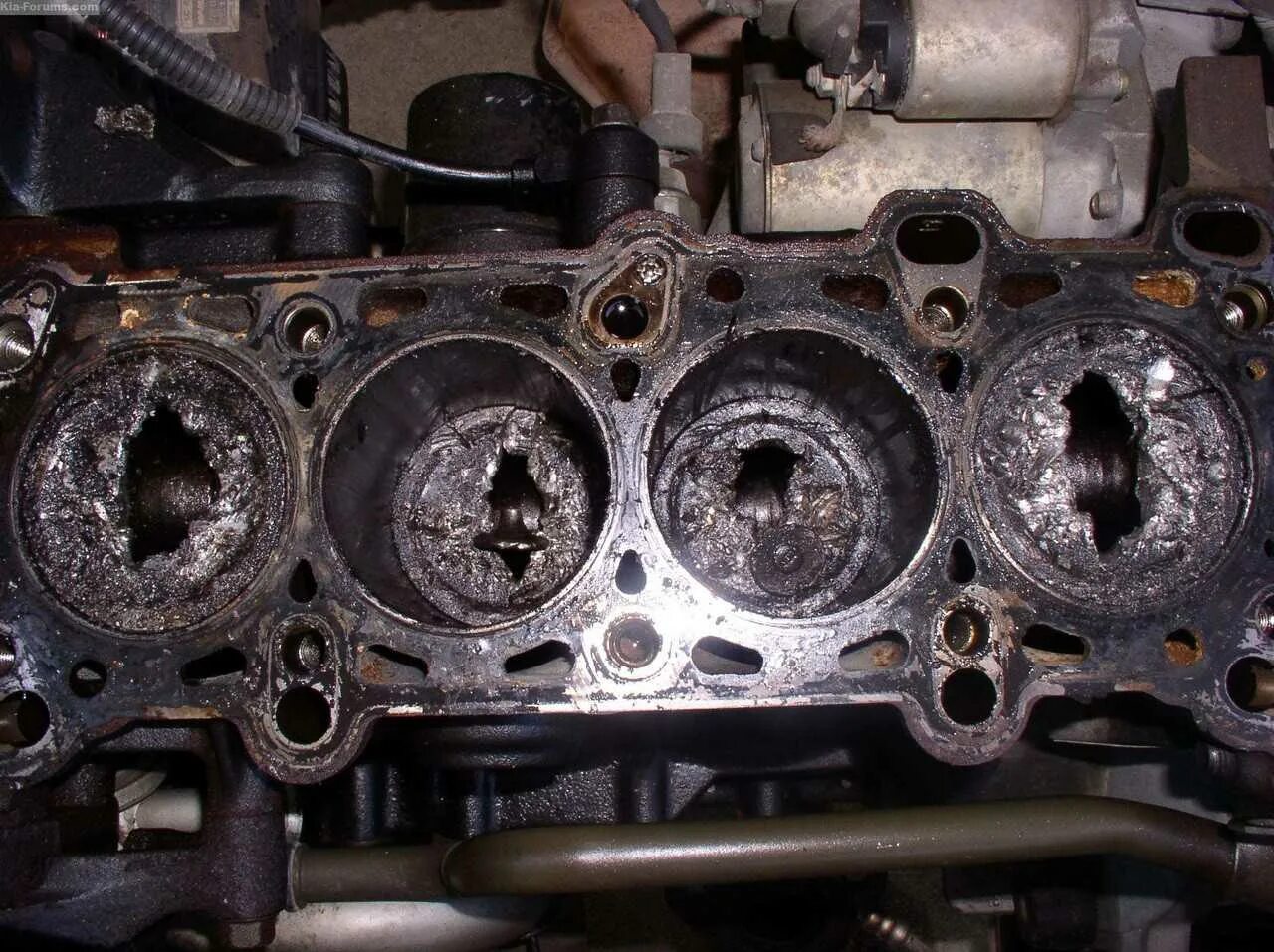 Гудит двигатель причины. ГБЦ Ford 5 cylinder. Прогорел клапан ВАЗ 2112 16 клапанов. Мотор 409 евро 3 загиб клапанов. Прогар поршня 4д56 т.