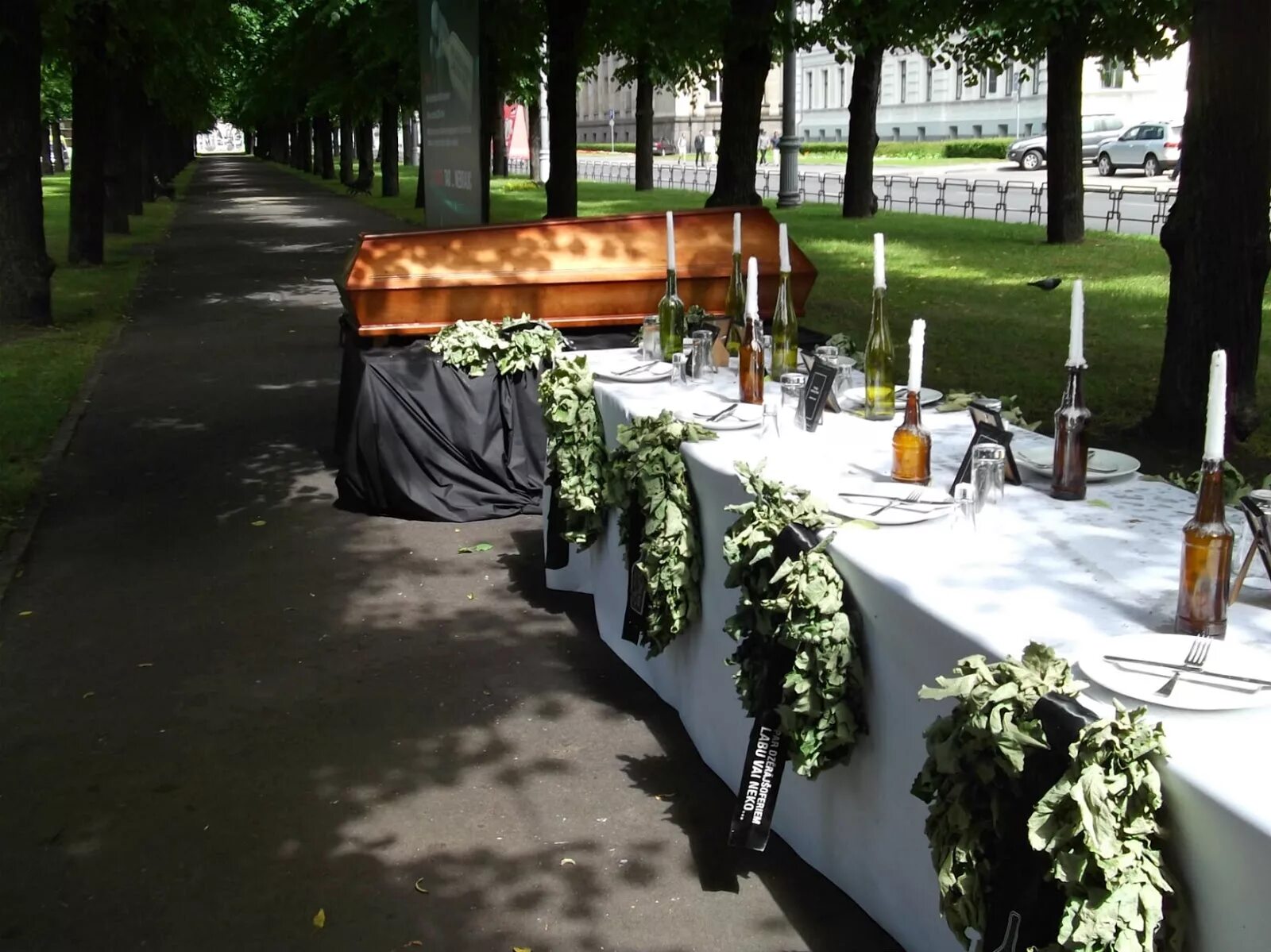 Поминки воронеж. Поминки. Скатерть на поминки. Поминки в шатре. Поминки Фуршет на кладбище.