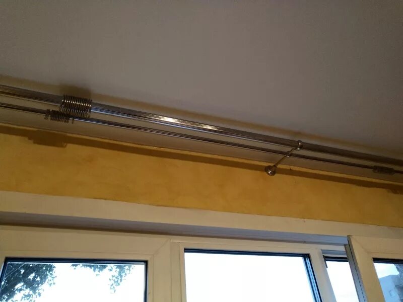 Карниз однорядный arttex. Карниз однорядный arttex facile 240 см алюминий. Установленные гардины. Карнизы для штор настенные. Вешает карниз.