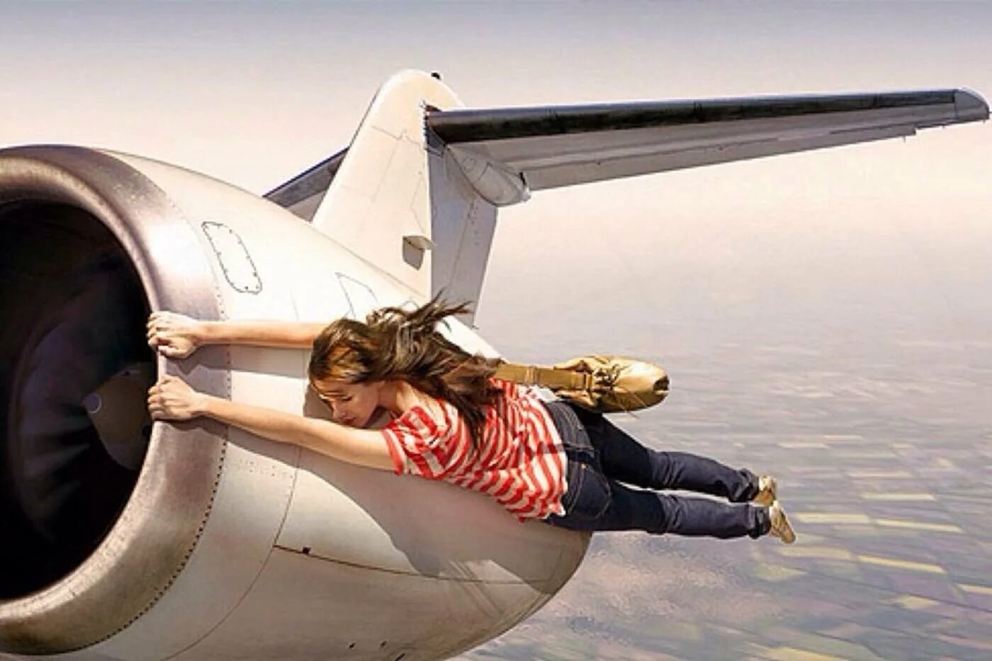 Улетаем отсюда. Летающий самолет. Смешные самолеты. Фотосессия с самолетом. Человек на крыле самолета.