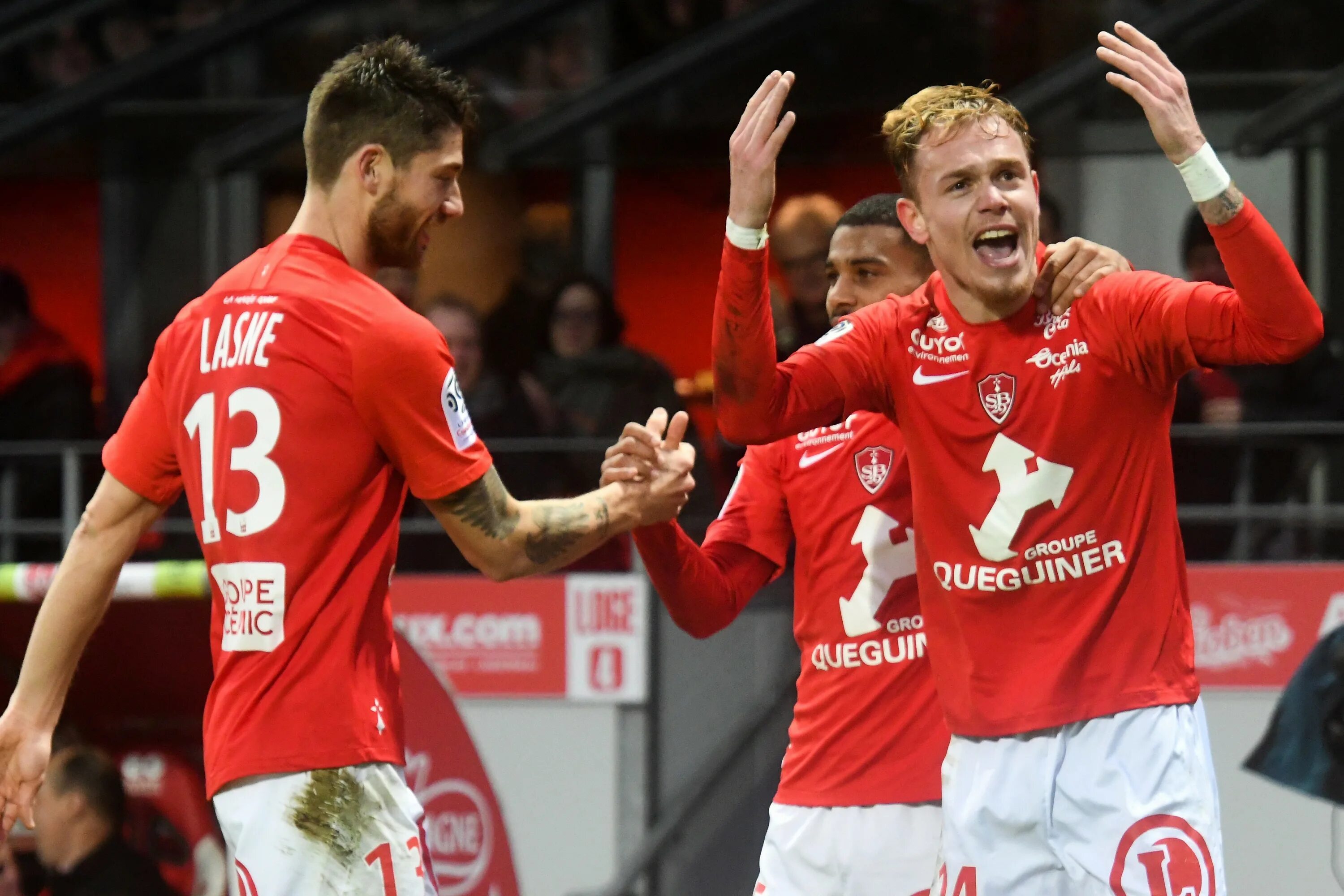 Фк stade brestois. Брест (футбольный клуб, франция). Лилль брест. Брест (футбольный клуб, франция). Брест логотип фк.