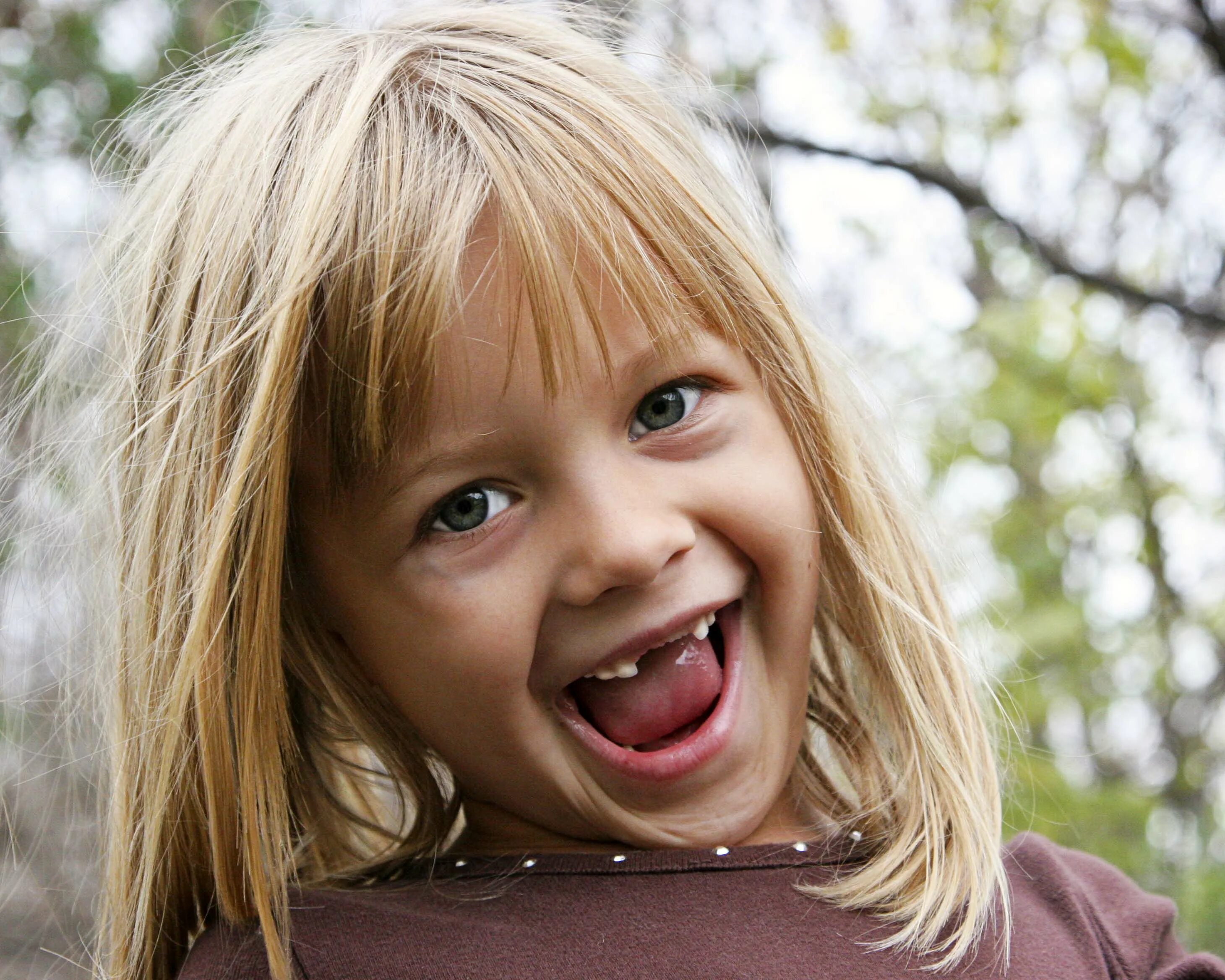 Sister mouth. Tongue девочка. Child open mouth с языком smile. Ребяческая улыбка. Kids suck сверху вниз.