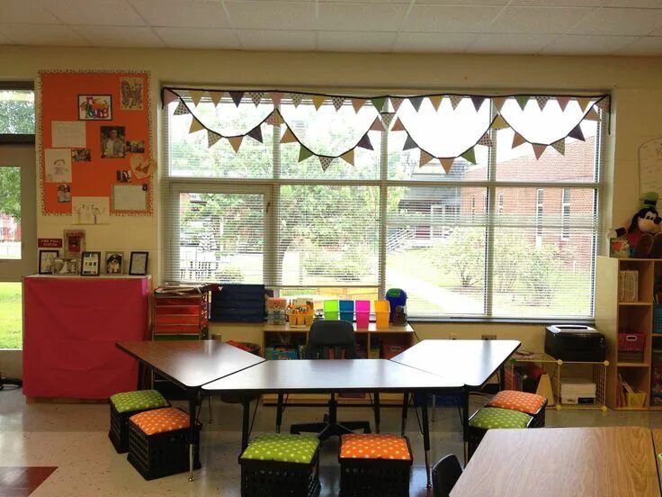 The windows in the classroom. Шторы в библиотеку. kindergarten classroom. school classroom window curtain. set up of classroom.