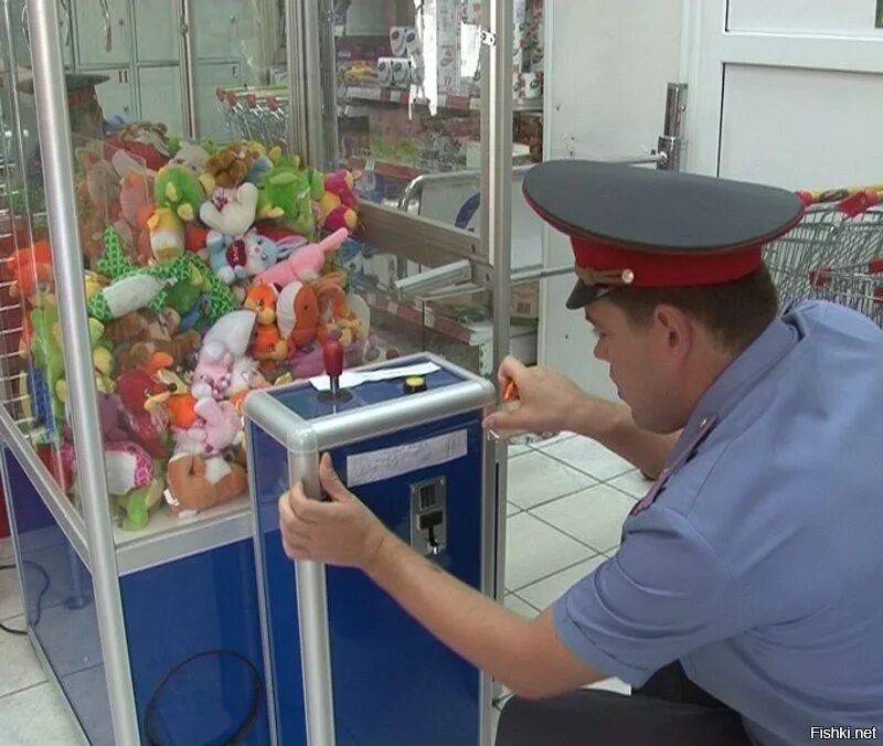 Где находится автоматы с игрушками. Терминал на автомате игрушек. игрушки из автомата. деньги автомат с игрушками. лохотрон автомат с игрушками.