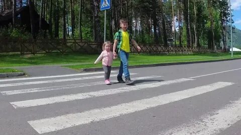 Мальчик на пешеходном переходе