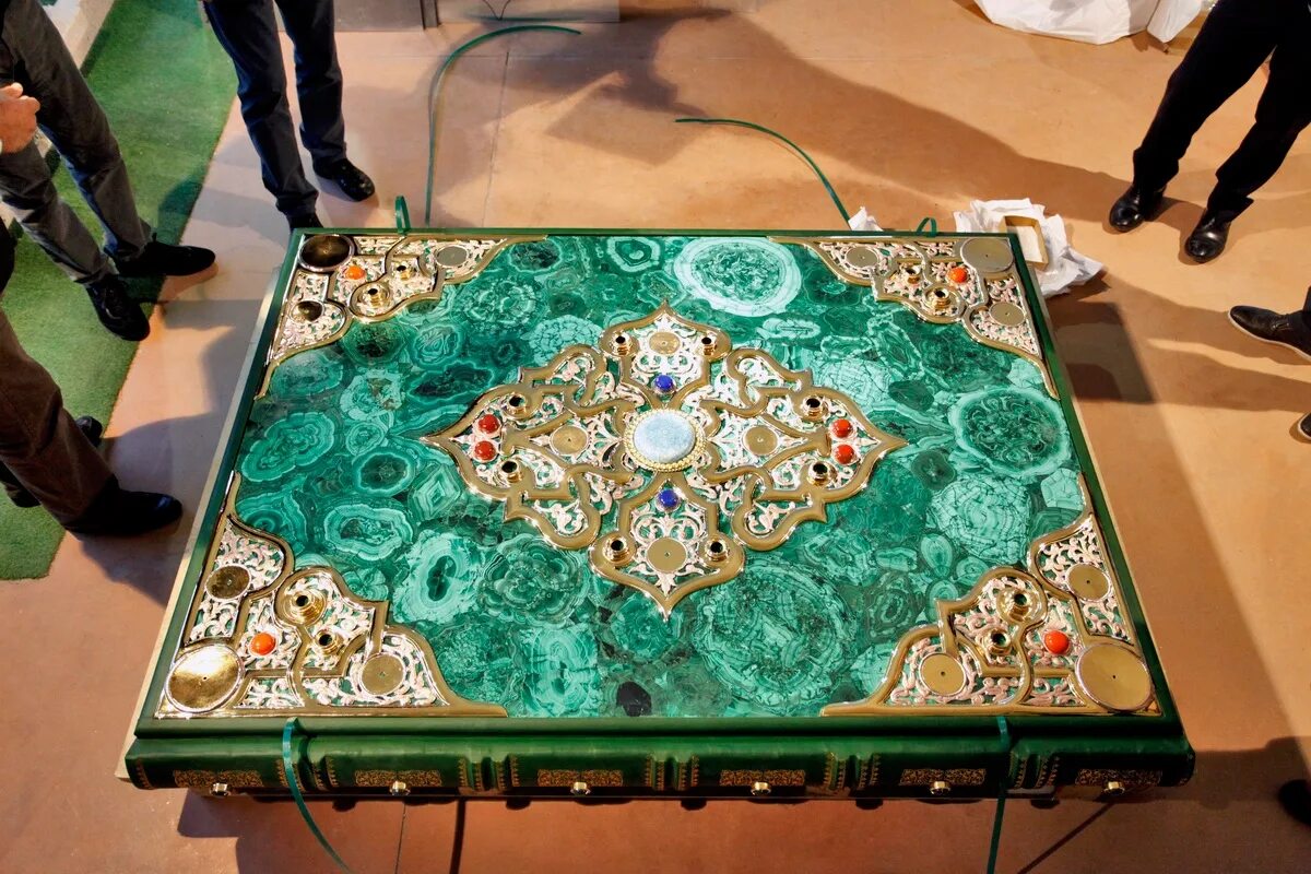 коран в иране. красивый коран. большой коран в мире. красивый коран. самая большая книга.