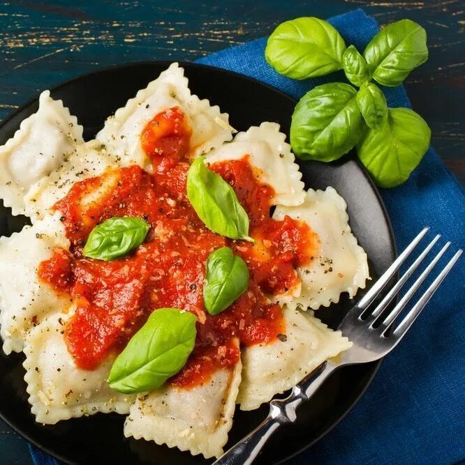 Равиоли паста. Итальянские пельмени равиоли. Равиоли итальянские. Итальянские пельмени равиоли. Равиоли с рикоттой и шпинатом.