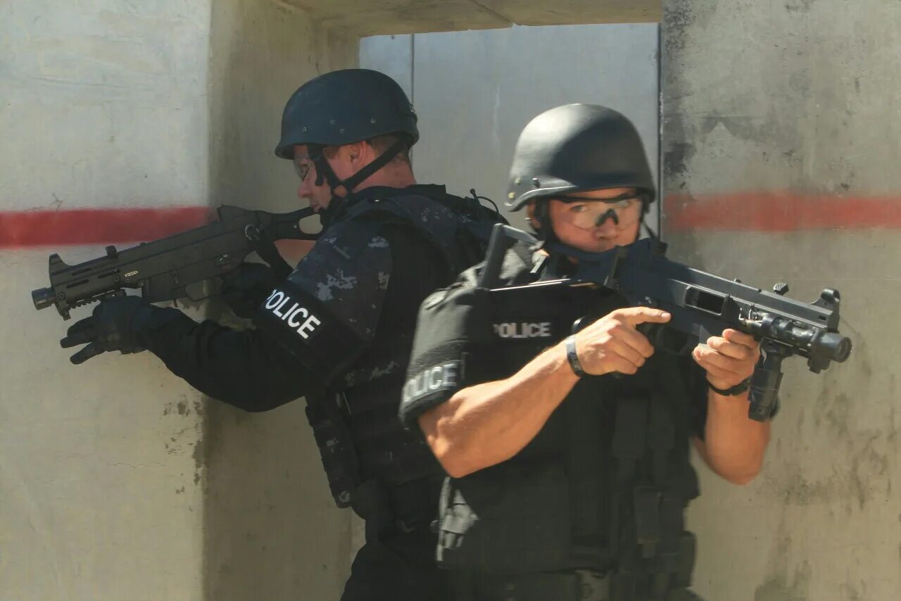 Swat kuwait. SWAT Special Weapons and Tactics. Боец сват. Боец спецназа SWAT. SWAT 1990.