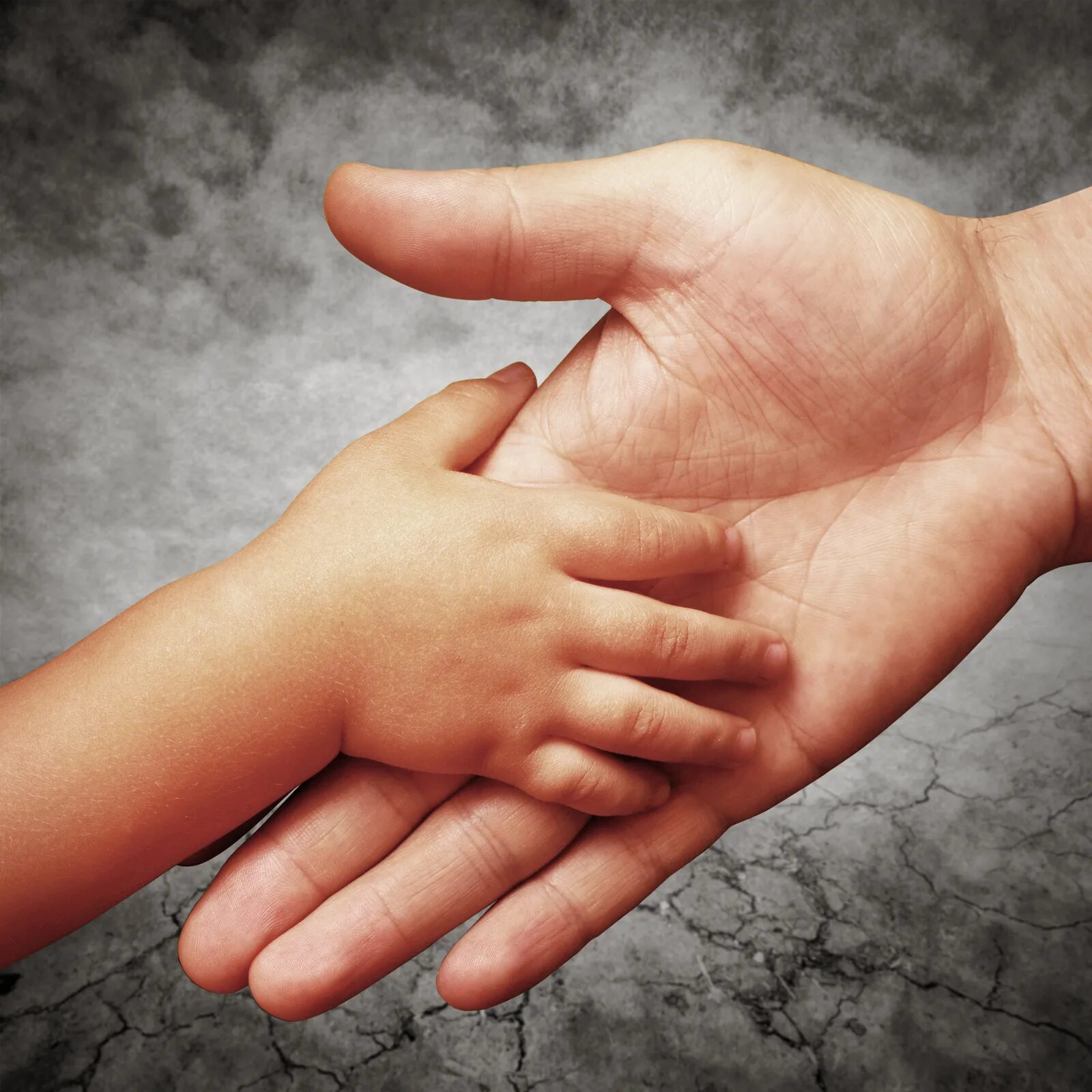 Ребенок на руках. Fathers hand. Мужская и детская рука. Поддержка семьи. Father hands перевод.