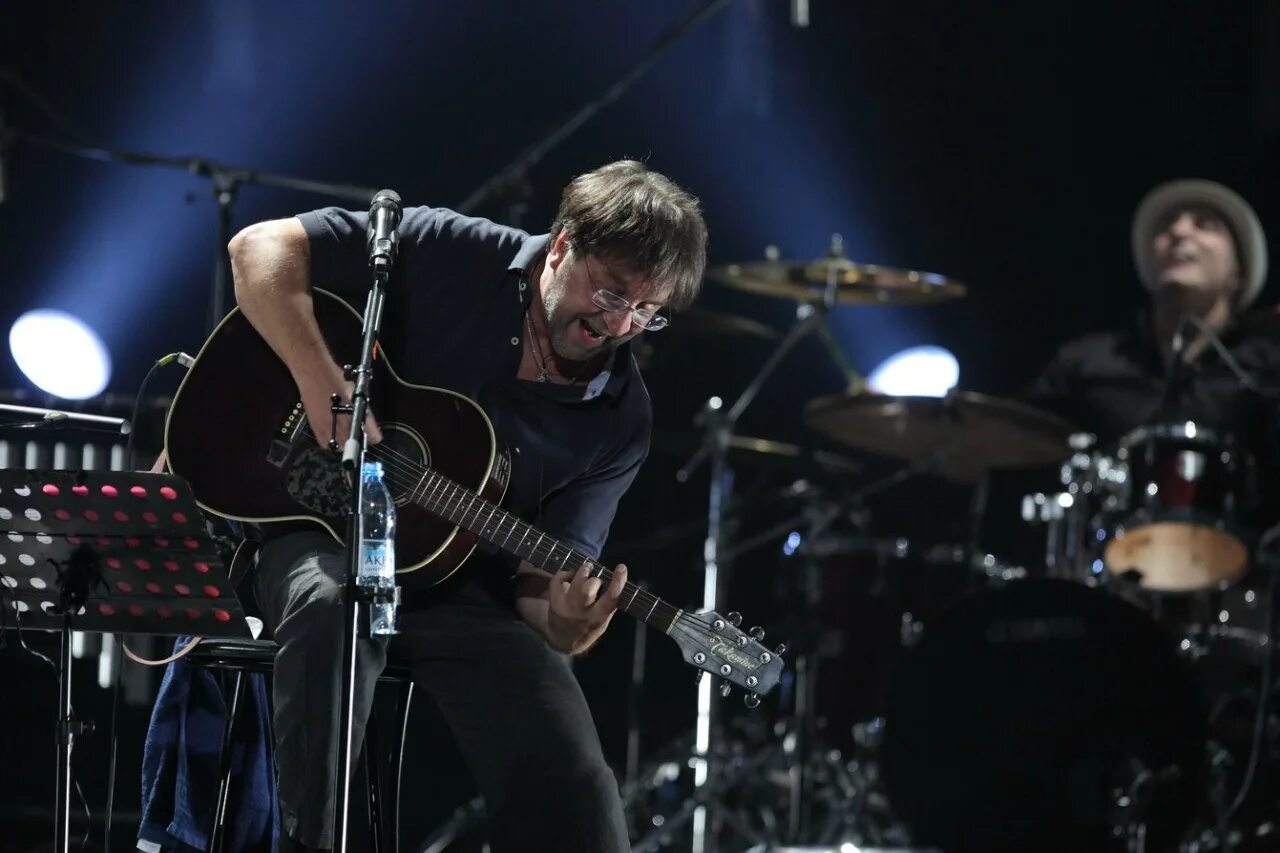 Почему нет концерта. Сцена амфитеатр уфа. Почему нет концерта. Группа би-2. Рок концерт.