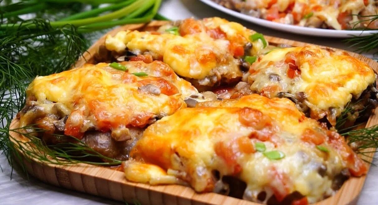 Мясо куском с сыром и помидорами. Свинина по купечески с грибами. мясо по-купечески с грибами. свинина по купечески с грибами и помидорами. свинина по провансальски.