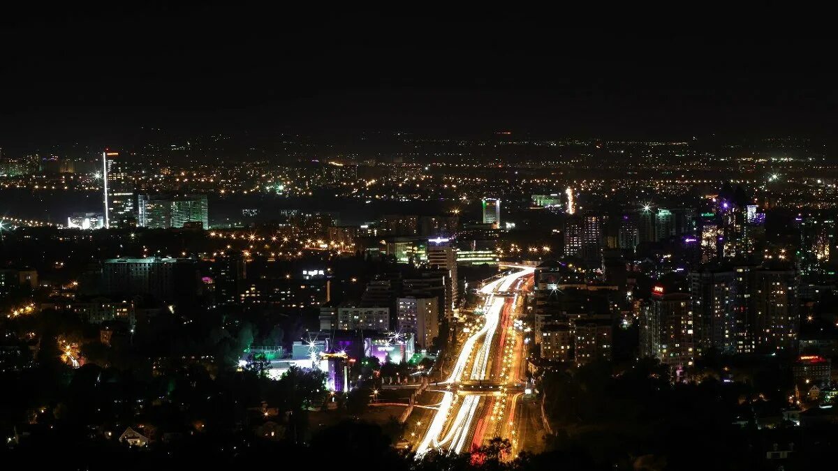 золотой человек алматы. алматы ночь лето. алматы ночью. вид на ночной алматы с платины. работа ночью алматы.