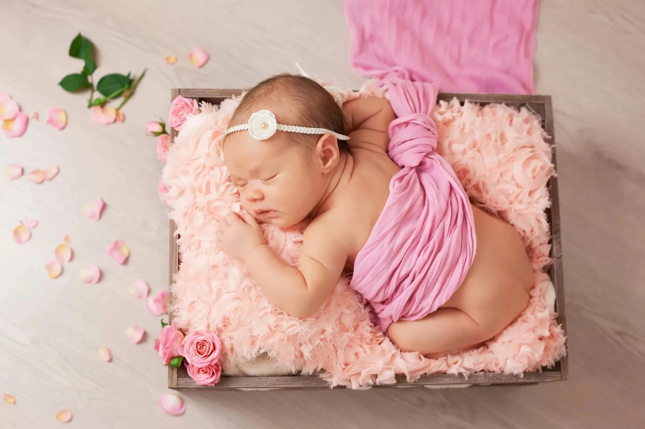 Грудные девочки в колыбели. Новорожденный. Сонник новорожденная девочка. Сонник новорожденная девочка. К чему снятся новорожденные дети.