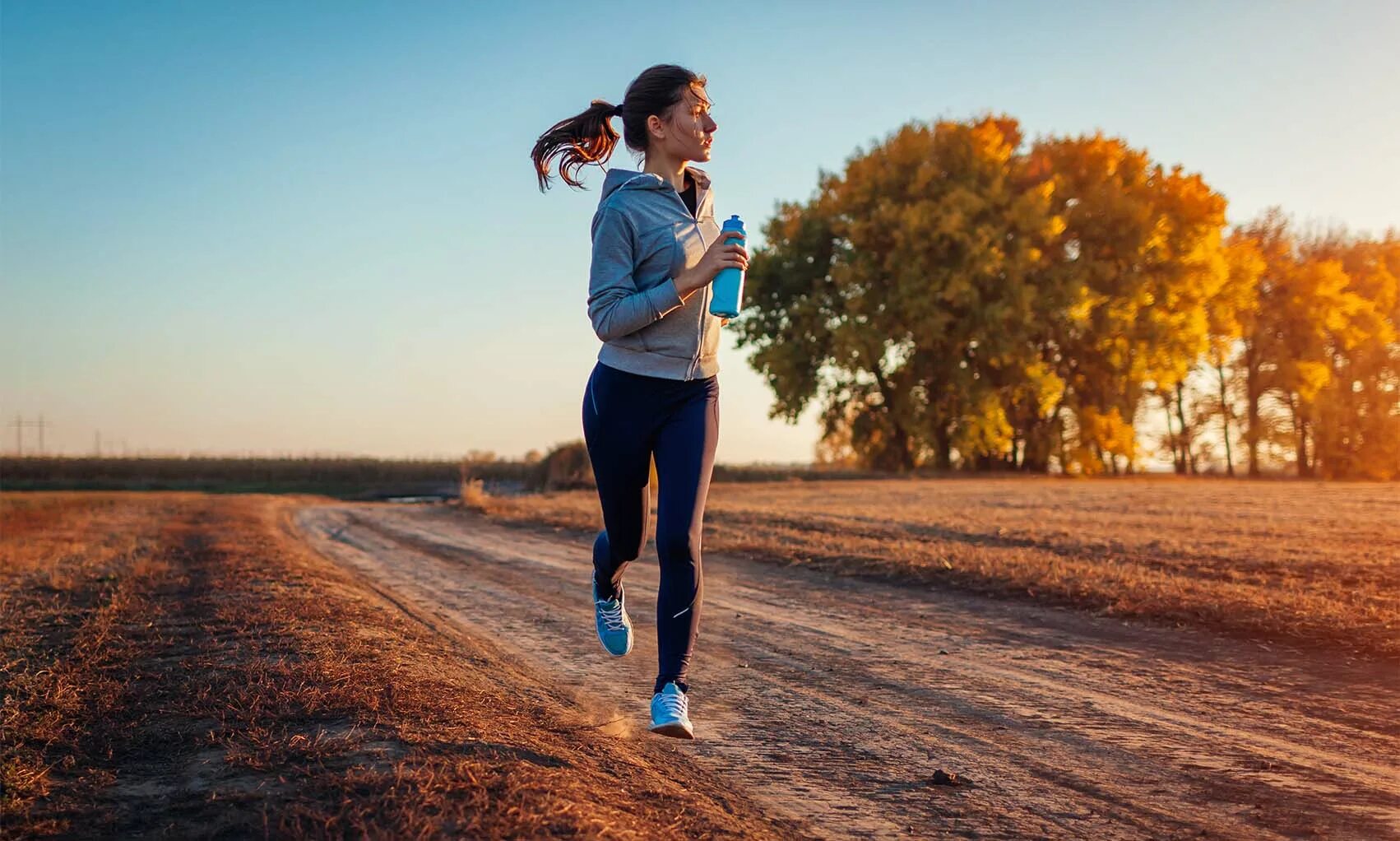 Здоровый образ жизни ютуб. Спортивные люди. Девушка бежит. Спортивный бег. Занятия спортом на свежем воздухе.