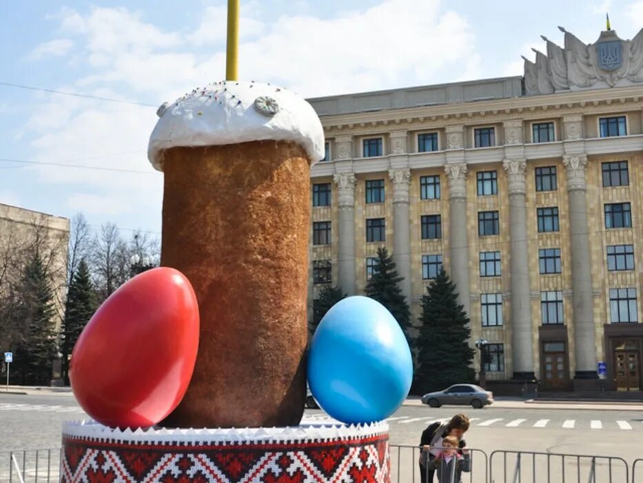 Яйца снизу. Пасхальный кулич фаллический символ. Кулич Пасхальный Фалос. Кулич символ фаллический символ. Кулич и яйца.