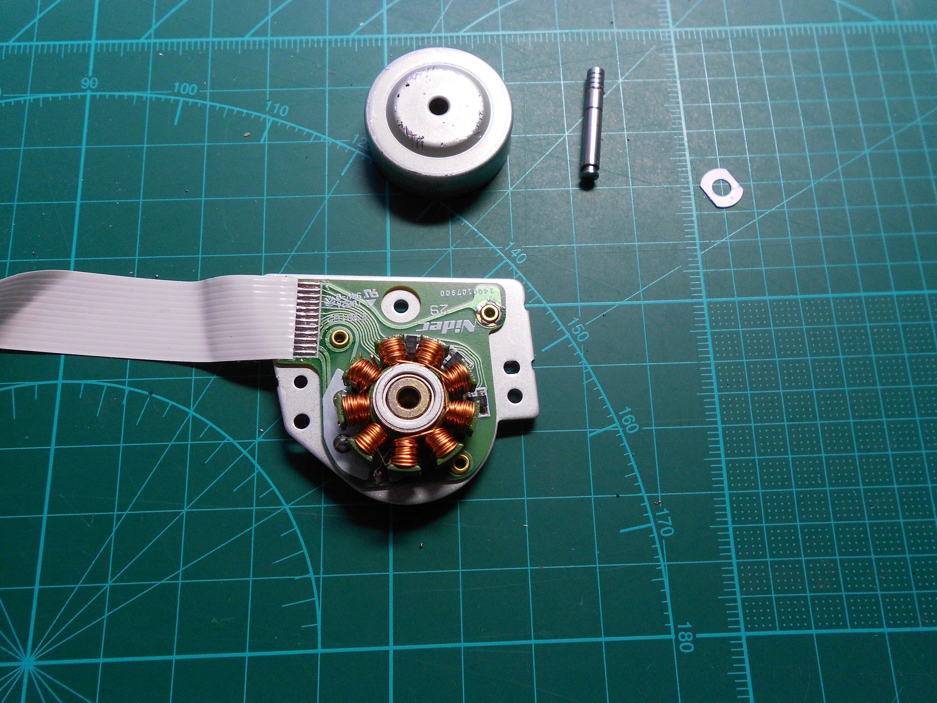 Двигатель дисковода. Датчик холла из cd-dvd привода. 5. Двигатель дисковода. Энкодер из флоппи дисковода.