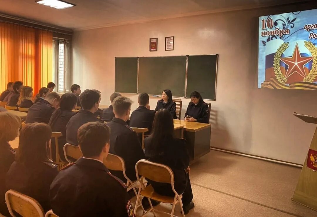 Форма студентов правоохранительной деятельности. Студенты колледжа. Правоохранительная деятельность. Специальность правоохранительная деятельность в вамк. Форма студентов юридического факультета.