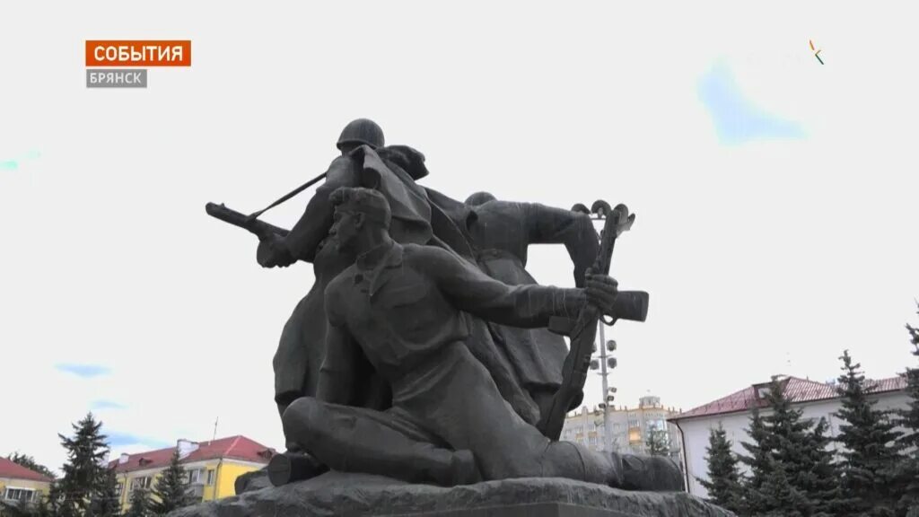 Памятник освободителям брянска. Памятник воинам освободителям Брянск. Памятник на площади Партизан в Брянске. Памятник воинам и партизанам освободителям Брянска. Памятник освободителям Брянска площадь Партизан.