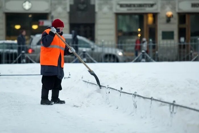 дворники. дворников хватает. дворник убирает снег. объявление дворник. коммунальщики.