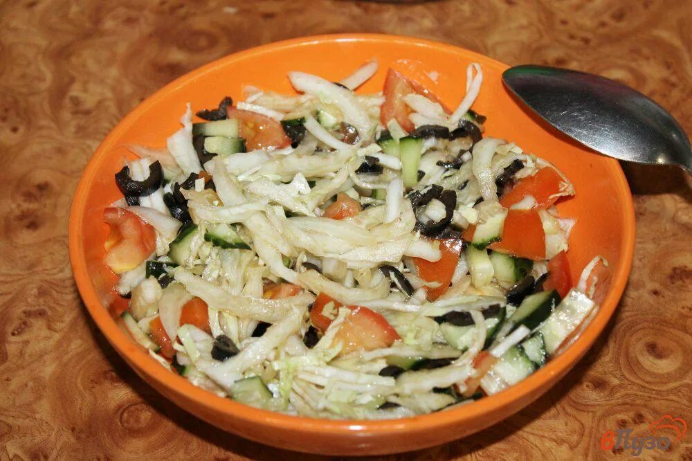 Салат из пекинской капусты с уксусом. Салат с пекинской капустой маслинами помидорами. салат с пекинской капустой и маслинами. салат из пекинской капусты и маслин. салат с пекинской капустой и оливками.