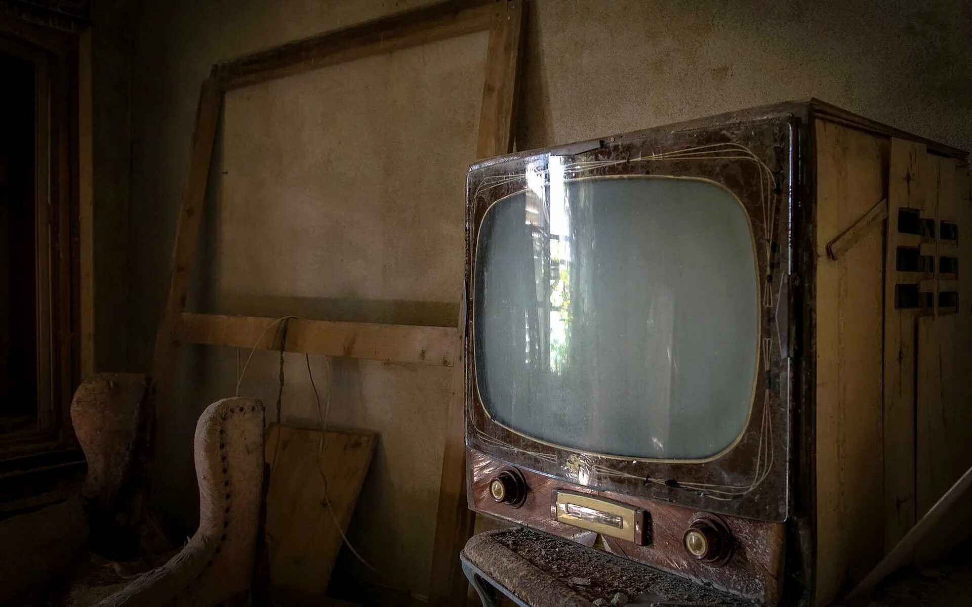 Старый телевизор. Старинный телевизор. Старый телевизор в комнате. Старый телевизор в интерьере.