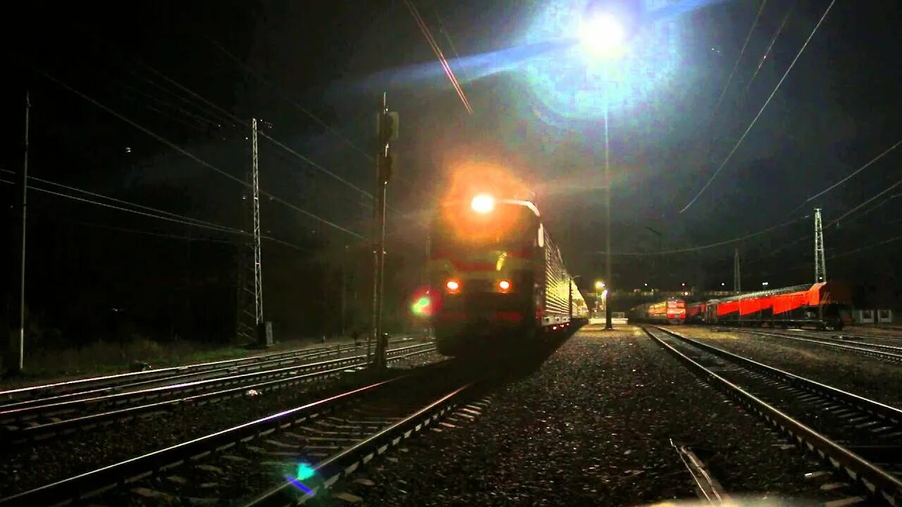Поезд едет вечером. Ночной поезд. Железная дорога ночью. Поезд ночью. Ночная станция.