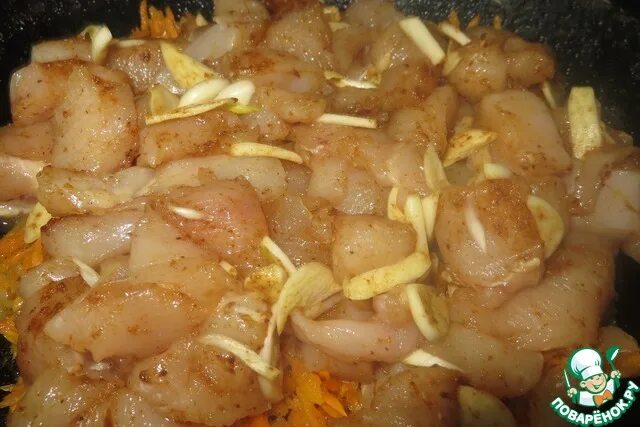 Гуляш из курицы в сметанном соусе. Куриный гуляш в сметанном соусе. гуляш из грудки курицы с подливкой из сметаны.