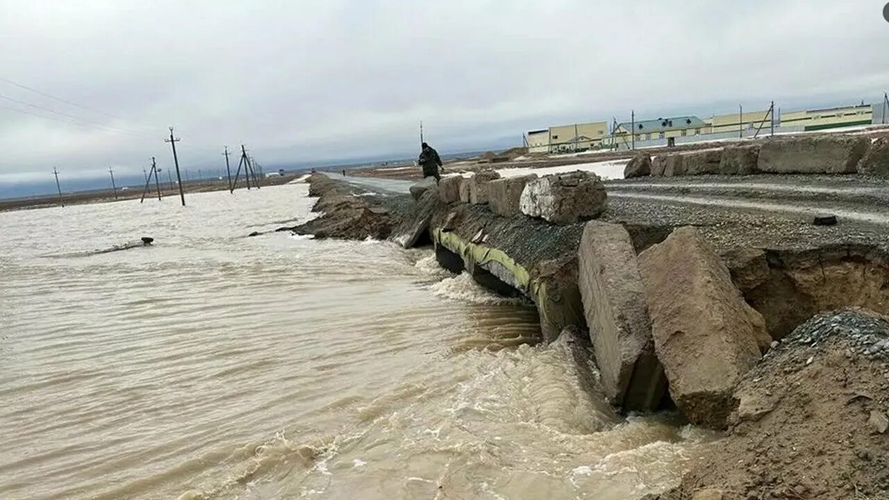 Казахстан потоп сегодня. Дамба. Наводнения. Потоп в Казахстане. Казахстан потоп паводки.