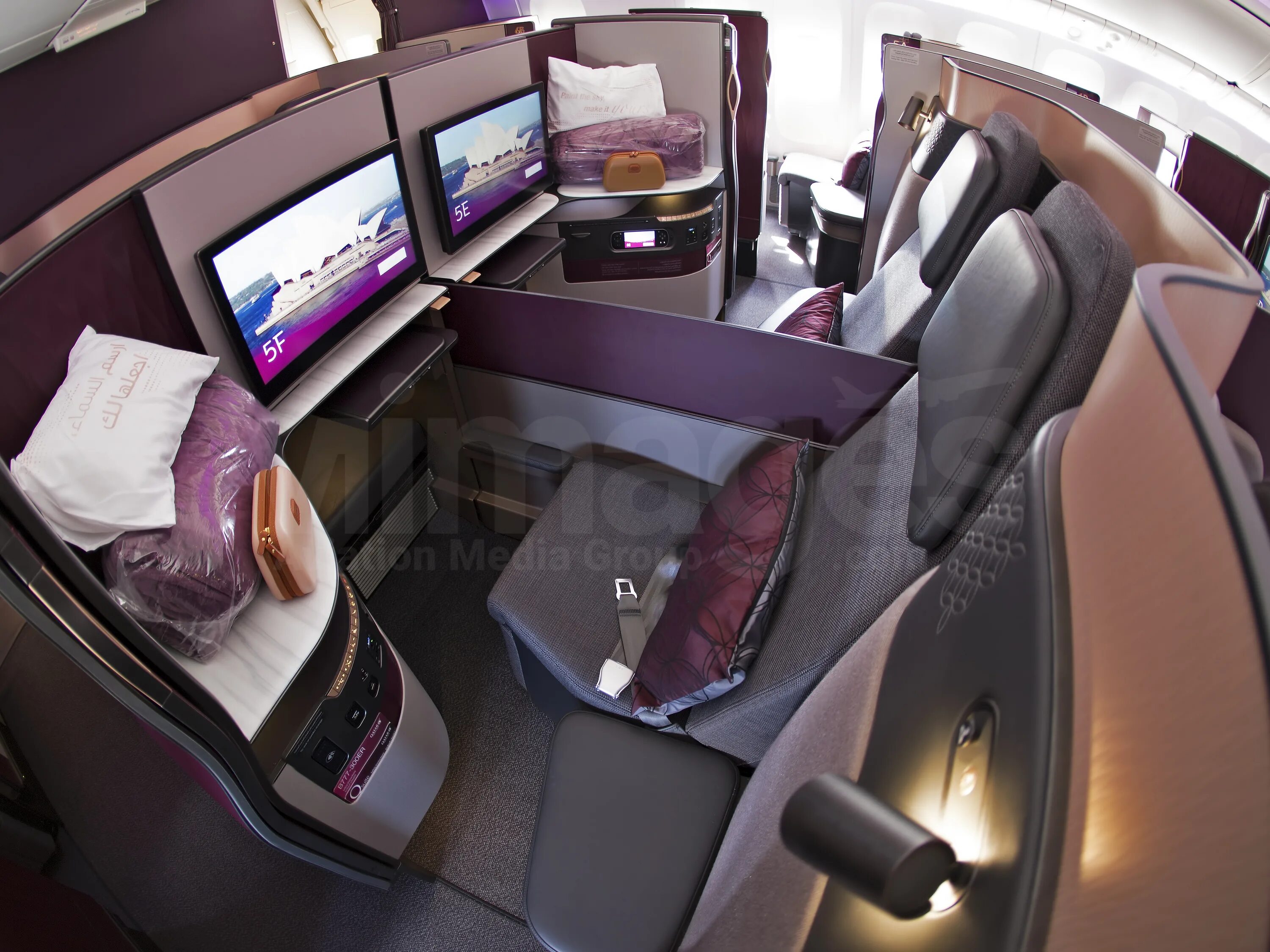 Emirates a380 business class расположение кресел. Москва пхукет бизнес. Бизнес класс на чартерных рейсах. Первый класс в эмирейтс 777 300. Oman air business class.