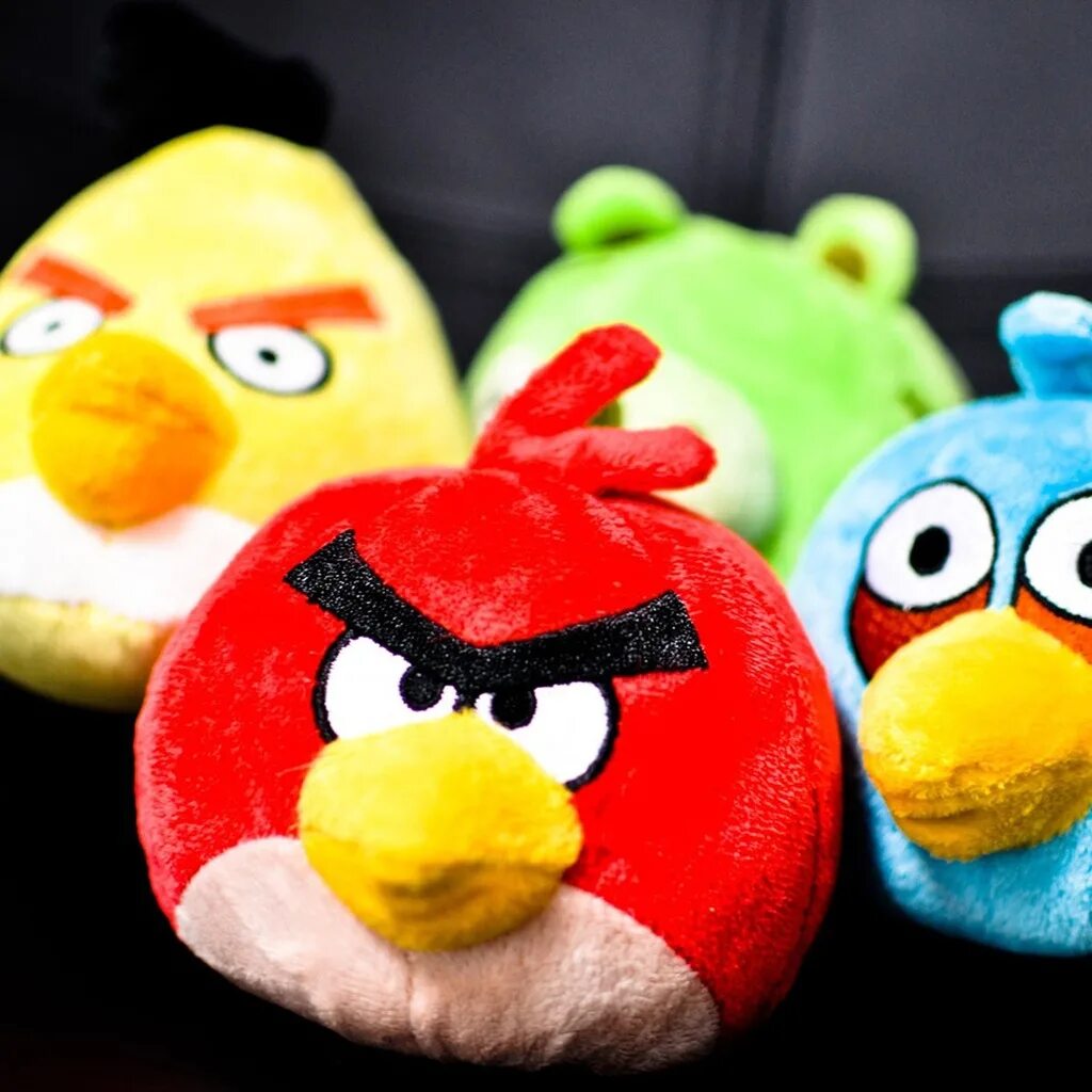 Злые птички. Энгри бердз игрушки. Angry Birds обои.