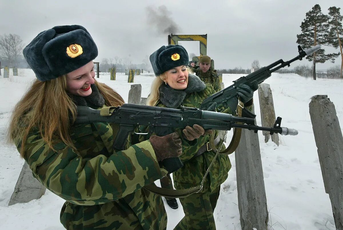 Девушки в Российской армии. Русские девушки в армии. Женщины военнослужащие. Российские женщины военные. Женщины идут в армию