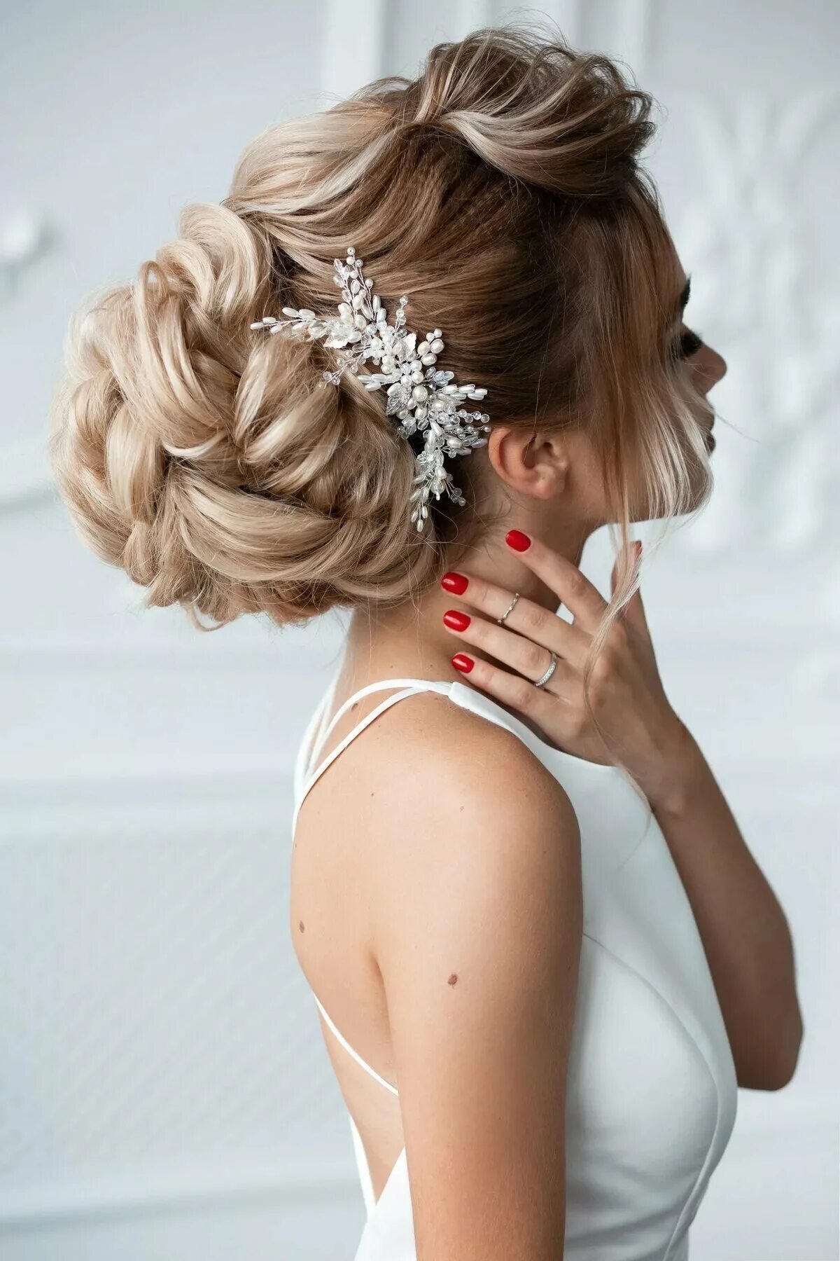 прическа невесты. свадебные и вечерние прически. причёски на свадьбу на длинные волосы. восточный хвост анна комарова. образ невесты.