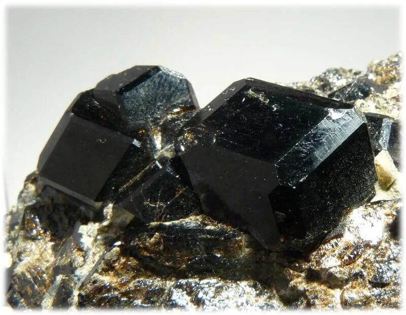 Черный кристалл какой цвет. Шпинель цейлонит. Чёрная шпинель минерал. Пикотит черная шпинель Кристалл. Шпинель черная (плеонаст).