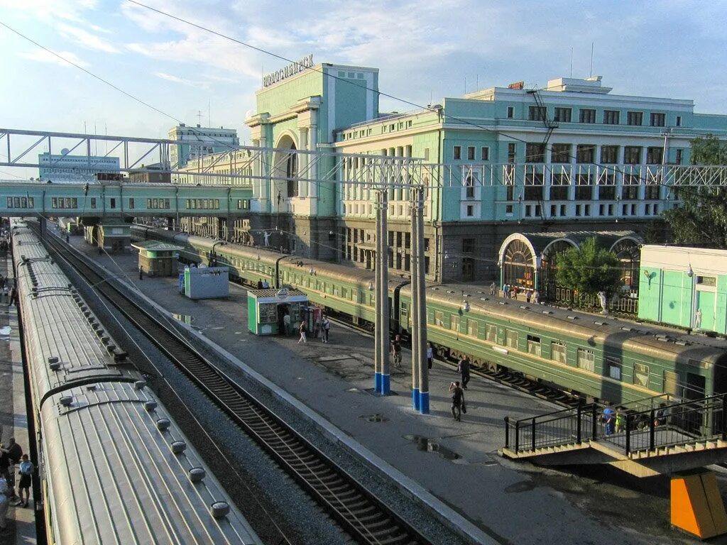Можно ли на вокзал. Новосибирск вокзал перрон. Перрон Новосибирского ЖД вокзала. Железнодорожный вокзал (станция Шарташ). Новосибирск вокзал платформы.